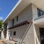 BIFAMILIARE CON RIVESTIMENTO IN TRAVERTINO LIGHT